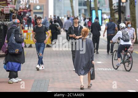 Birmingham, West Midlands, 15 giugno 2020. Migliaia di acquirenti si sono recati a Birmingham per acquistare articoli che hanno perso da quando i punti vendita sono stati chiusi durante il blocco COVID-19. Molti di loro erano in possesso di pacchetti di borse dopo un giro di shopping. Due uomini sono stati visti camminare lungo la New Street di Birmingham con sei borse Selfridges. Credito: Interrompi stampa Media/Alamy Live News Foto Stock