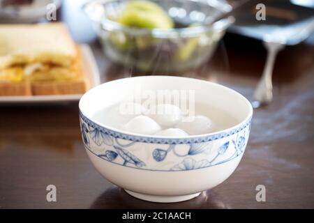 elegante ciotola con palla di riso glutinoso Foto Stock