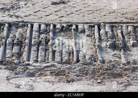 Una particolare impronta ruota escavatore cingolato nella sabbia sul sito per la costruzione di una strada. Gatchina Foto Stock