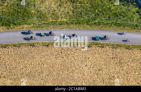 Fotografia aerea, percorso ciclabile della valle della Ruhr, percorso ciclabile lungo la Ruhr, Arnsberg, Sauerland, Hochsauerlandkreis, Nord Reno-Westfalia, Germania, DE, Foto Stock