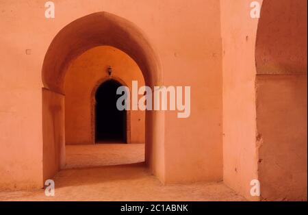 Gli archi medievali in rovina delle massicce scuderie reali di Heri es-Souani e dei granai di Moulay Ismail nella città imperiale di Meknes, Marocco. UNESCO Foto Stock