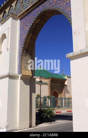 Meknes, Marocco. Una bella porta cittadina a doppio arco in stile arabo islamico presso il Mausoleo di Moulay Ismail nel centro storico della città imperiale. Foto Stock