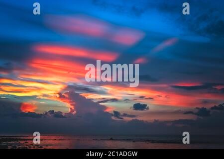 Incredibile colorato tramonto sull'oceano Foto Stock