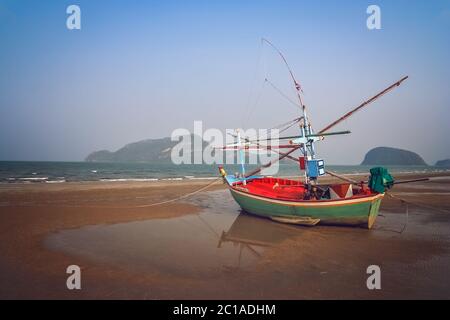 In legno barca da pesca sulla costa della Thailandia Foto Stock