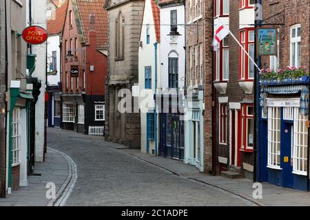 Vista lungo acciottolato Church Street, Whitby, North Yorkshire, Inghilterra, Regno Unito, Europa Foto Stock