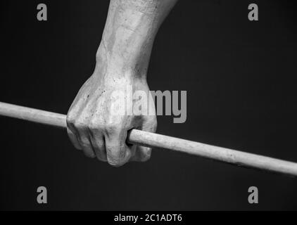 Mano con pietra arenaria dettaglio della mano umana Foto Stock