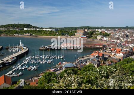 Vista sul porto vecchio e sulla baia sud dal Castello di Scarborough, Scarborough, North Yorkshire, Inghilterra, Regno Unito, Europa Foto Stock