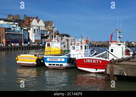 Barche da pesca in porto, Bridlington, East Riding of Yorkshire, Inghilterra, Regno Unito, Europa Foto Stock