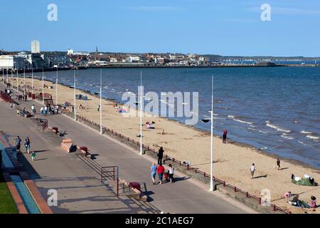 Vista lungo la spiaggia e Bridlington Bay, Bridlington, East Riding dello Yorkshire, Inghilterra, Regno Unito, Europa Foto Stock