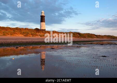 Dune di sabbia e il vecchio faro di Spurn Point sulla testa di ritorno, vicino a Kingston upon Hull, East Riding of Yorkshire, Inghilterra, Regno Unito, Europa Foto Stock