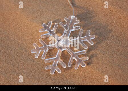 Ornamento decorativo con fiocco di neve in duna di sabbia del deserto. Buon Natale/Natale/buone feste/auguri di stagione/buon anno/concetto di festa. Foto Stock