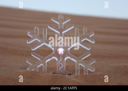 Ornamento decorativo con fiocco di neve in duna di sabbia del deserto. Buon Natale/Natale/buone feste/auguri di stagione/buon anno/concetto di festa. Foto Stock