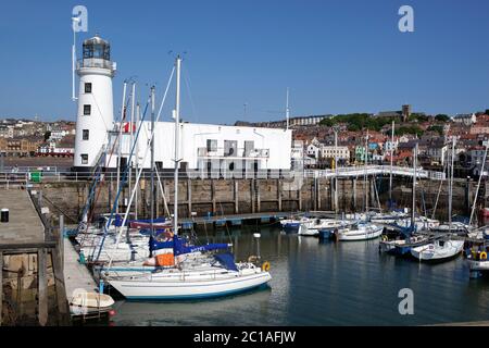 Faro e yacht nel Porto Vecchio, Scarborough, North Yorkshire, Inghilterra, Regno Unito, Europa Foto Stock