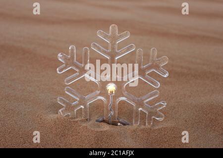 Ornamento decorativo con fiocco di neve in duna di sabbia del deserto. Buon Natale/Natale/buone feste/auguri di stagione/buon anno/concetto di festa. Foto Stock