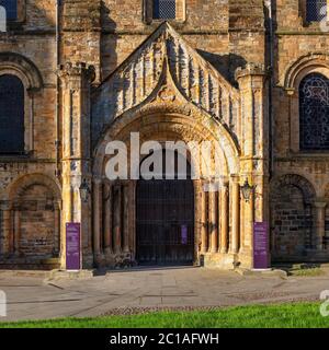 Vista mattutina della Cattedrale di Durham in estate da Palace Green, Durham City, contea di Durham, inghilterra, Regno Unito Foto Stock