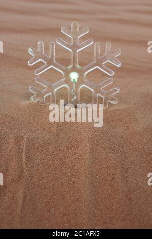 Ornamento decorativo con fiocco di neve in duna di sabbia del deserto. Buon Natale/Natale/buone feste/auguri di stagione/buon anno/concetto di festa. Foto Stock