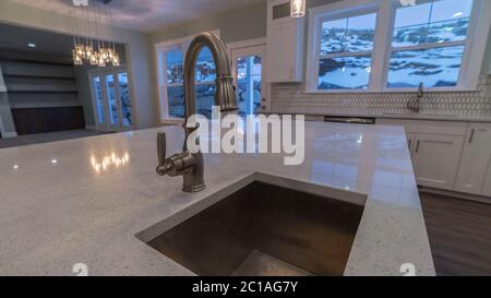 Panorama cornice moderna cucina lavabo con piano di pietra Foto Stock
