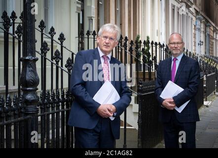 Presiede il Dr Andrew Fraser (a sinistra) e il Dr Brian Montgomery con copie del rapporto di revisione dell'Ospedale della Regina Elisabetta University che contiene la loro revisione indipendente sulla progettazione, costruzione, messa in servizio e manutenzione del Queen Elizabeth University Hospital (QEUH) e del Royal Hospital for Children (RHC) a Glasgow. Foto Stock