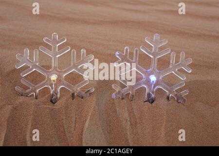 Ornamenti trasparenti in fiocco di neve in duna di sabbia del deserto. Buon Natale/Natale/buone feste/auguri di stagione/buon anno/concetto di festa. Foto Stock