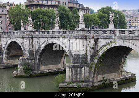 Italia. Roma. Il ponte con sculture sul fiume Tevere al castello di Sant'Angelo Foto Stock