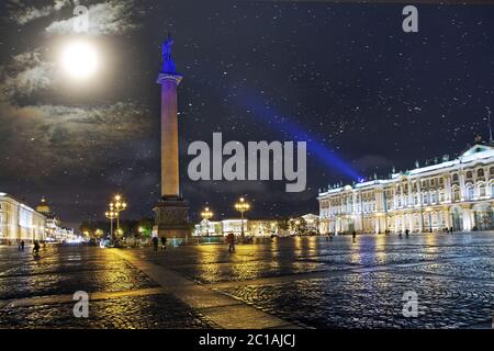 San Pietroburgo. Russia. Piazza del Palazzo con la colonna Alexander e il Palazzo d'Inverno in illuminazione notturna Foto Stock
