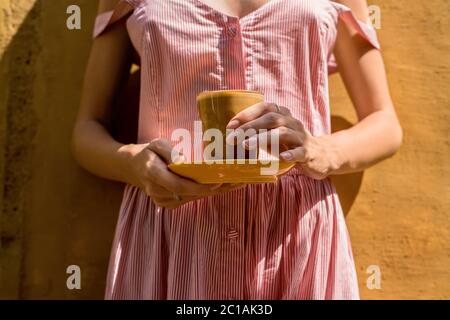 Ragazza con cocktail all'aperto Foto Stock