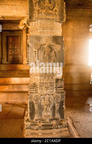 Indiano turistico punto di riferimento fra le antiche rovine di Hampi. Hampi Bazaar, Hampi, Karnataka, India Foto Stock