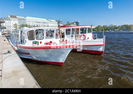 Traghetti Alster sul Binnenalster ad Amburgo in estate Foto Stock