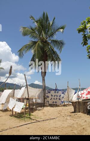 Tovaglie in vendita in vendita in spiaggia, Villaggio Ampangorinana, Isola Nosy Komba, Madagascar. Foto Stock