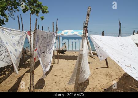 Tovaglie in vendita in vendita in spiaggia, Villaggio Ampangorinana, Isola Nosy Komba, Madagascar. Foto Stock