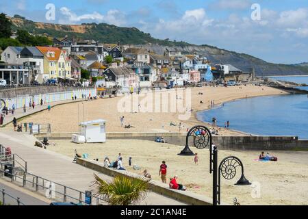 Lyme Regis, Dorset, Regno Unito. 15 giugno 2020. Regno Unito Meteo. Visitatori e famiglie sulla spiaggia godendo del caldo sole presso la località balneare di Lyme Regis in Dorset. Immagine: Graham Hunt/Alamy Live News Foto Stock