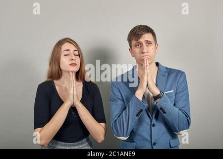 Le mani piegate che pregano chiedendo aiuto a dio chiedono di implorare il desiderio verso l'alto di gesù cristo Foto Stock