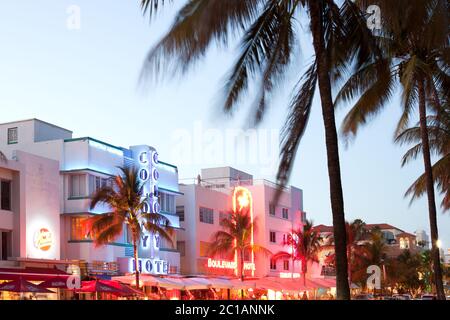 South Beach, Miami, Florida, Stati Uniti - Hotel, bar e ristoranti a Ocean Drive nel famoso quartiere Art Deco. Foto Stock