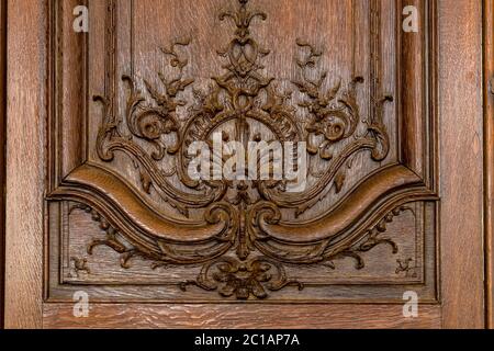 Porta in legno decorata storica in un Museo Rodin Parigi Foto Stock