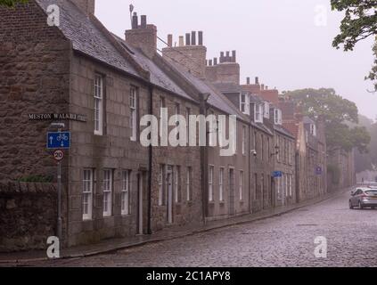 Vista di High Street all'Università di Aberdeen nella nebbia, Scozia Foto Stock