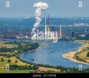 Foto aerea, Reno, nube di fumo di scarico su Duisburg Marxloh, thyssenkrupp - KBS - Kokerei Schwelgern, ThyssenKrupp EVOS Baucontainer, acciaio PROD Foto Stock