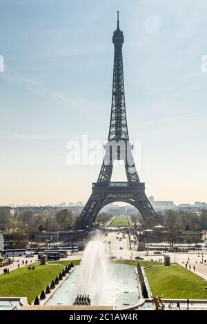 Torre Eiffel e fontana ai Jardins du Trocadero all'alba di Parigi, Francia. Sfondo del viaggio Foto Stock