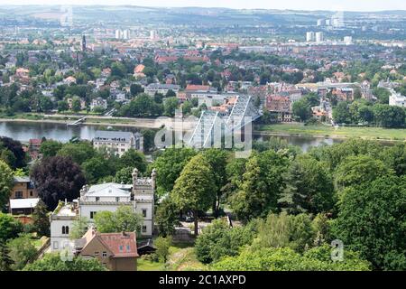 Dresda, Germania. 15 giugno 2020. Vista dal ristorante Luisenhof al ponte di Loschwitz Elbe Blaues Wunder. Credit: Fahnt/dpa-Zentralbild/ZB/dpa/Alamy Live News Foto Stock