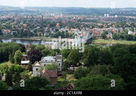 Dresda, Germania. 15 giugno 2020. Vista dal ristorante Luisenhof al ponte di Loschwitz Elbe Blaues Wunder. Credit: Fahnt/dpa-Zentralbild/ZB/dpa/Alamy Live News Foto Stock