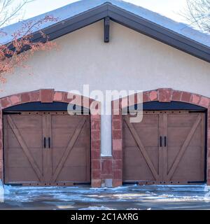 Struttura quadrata Grande chiusa doppia porta garage in legno luce giorno  Foto stock - Alamy