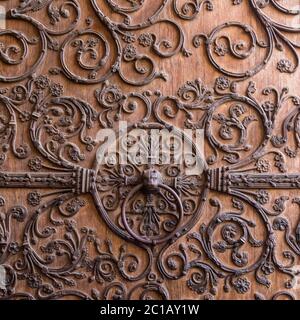 Vecchia porta in legno con un primo piano in stile metallico. La cattedrale Notre-Dame de Paris Foto Stock