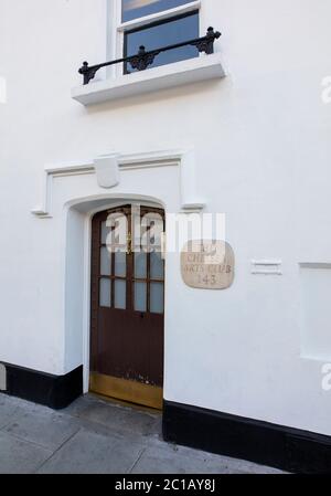 Frontage del Chelsea Arts Club, club privato per soci al 143 Old Church St, Chelsea, Londra; formato da Whistler nel 1891; ora in Bolton Lodge Foto Stock