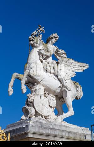 La statua di Mercurio che cavalcano Pegaso a Parigi Foto Stock