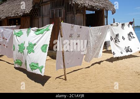 Tovaglie in vendita in vendita in spiaggia, Villaggio Ampangorinana, Isola Nosy Komba, Madagascar. Foto Stock