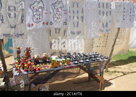 Tovaglie e souvenir in vendita appesi per la vendita sul marciapiede, Ampangorinana Village, Isola di Nosy Komba, Madagascar. Foto Stock