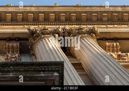Capitale della colonna corinziana con foglie di acanto Foto Stock