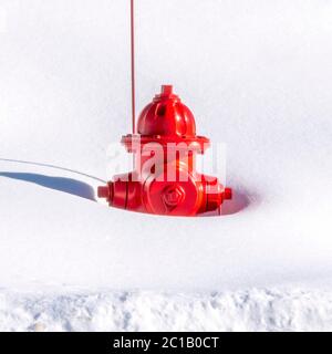 Square Red idrante fuoco su una montagna innevata a Park City Utah in inverno Foto Stock
