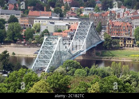 Dresda, Germania. 15 giugno 2020. Vista dal ristorante Luisenhof al ponte di Loschwitz Elbe Blaues Wunder. Credit: Fahnt/dpa-Zentralbild/ZB/dpa/Alamy Live News Foto Stock