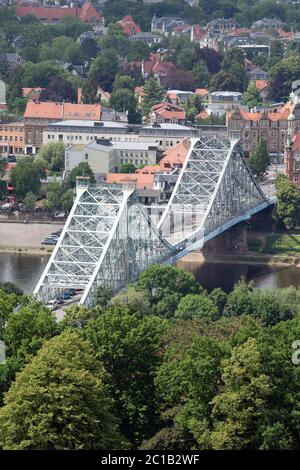 Dresda, Germania. 15 giugno 2020. Vista dal ristorante Luisenhof al ponte di Loschwitz Elbe Blaues Wunder. Credit: Fahnt/dpa-Zentralbild/ZB/dpa/Alamy Live News Foto Stock