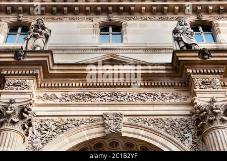 Architettura classica francese al Louvre di Parigi. Foto Stock